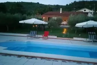 Rexer-Arce-Ampia-villa-con-piscina-GIARDINO