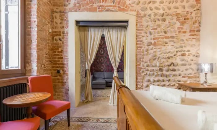 Rexer-Verona-Appartmento-con-due-camere-da-letto-in-centro-storico-e-palazzo-del-Seicento-CAMERA-DA-LETTO