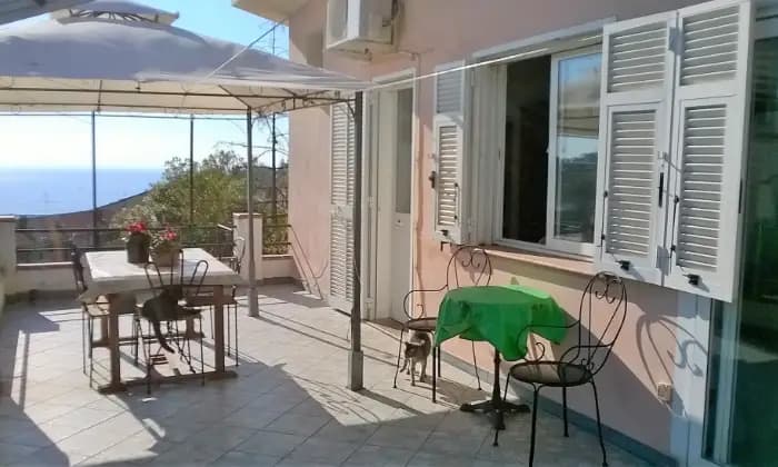 Rexer-Sanremo-Casa-indipendente-vista-mare-ristrutturata-con-tre-appartamenti-grande-giardino-garage-SALONE