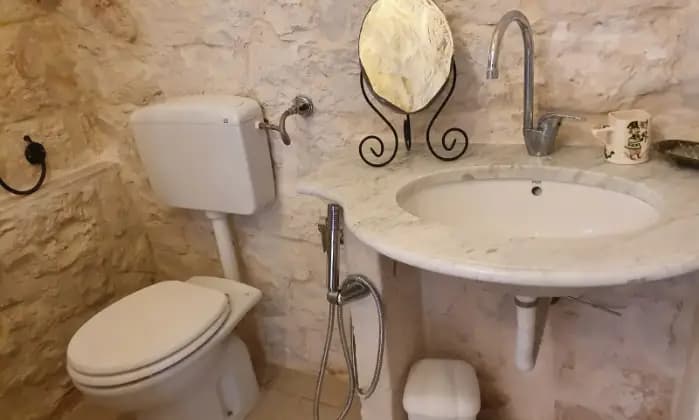 Rexer-Ostuni-Trullo-con-lamia-e-piscina-BAGNI