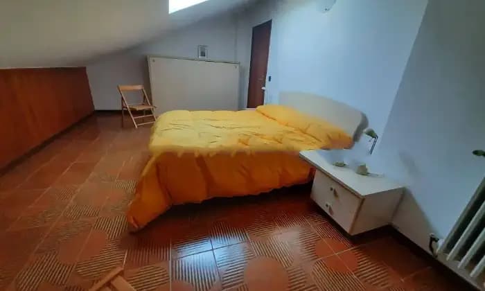 Rexer-Sarnano-Vendesi-appartamento-in-Via-Gioacchino-Rossini-a-Sarnano-MC-CAMERA-DA-LETTO