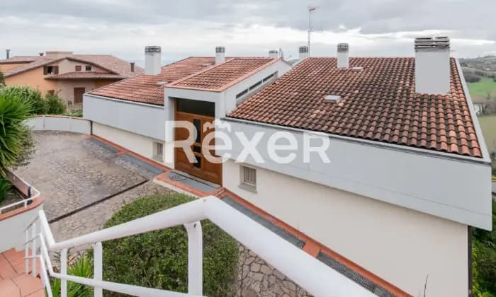 Rexer-Pesaro-Ampia-villa-bifamiliare-con-vista-panoramica-VISTA