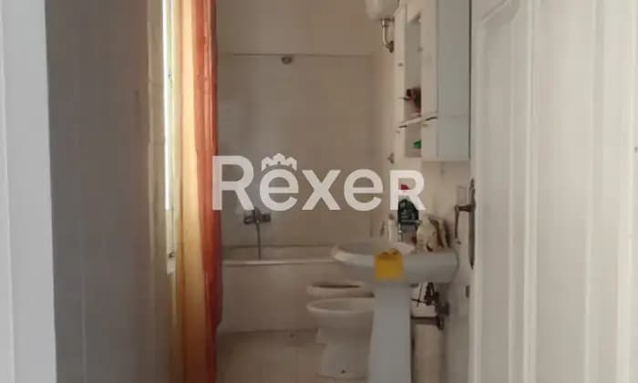 Rexer-Sulmona-Appartamento-con-due-camere-da-letto-camino-balcone-cantina-Bagno