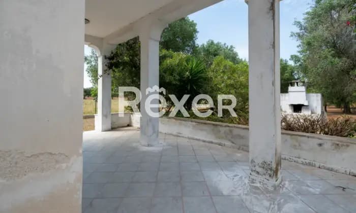 Rexer-San-Vito-dei-Normanni-Meravigliosa-villetta-doppia-con-ampio-spazio-verde-da-ristrutturare-ESTERNO