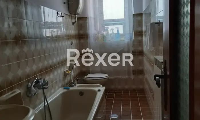 Rexer-Girifalco-Palazzo-con-due-negozi-e-due-appartamenti-Bagno