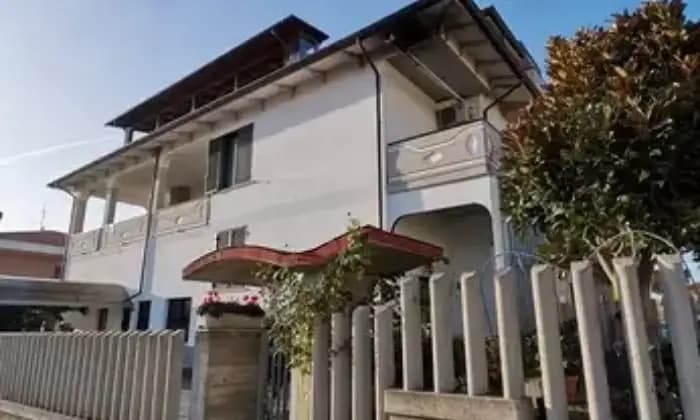 Rexer-Notaresco-Vendesi-villetta-con-due-appartamenti-e-garage-Terrazzo