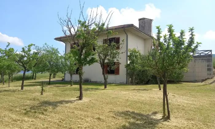 Rexer-Sassoferrato-Villa-immersa-nel-verde-delle-colline-marchigiane-Giardino