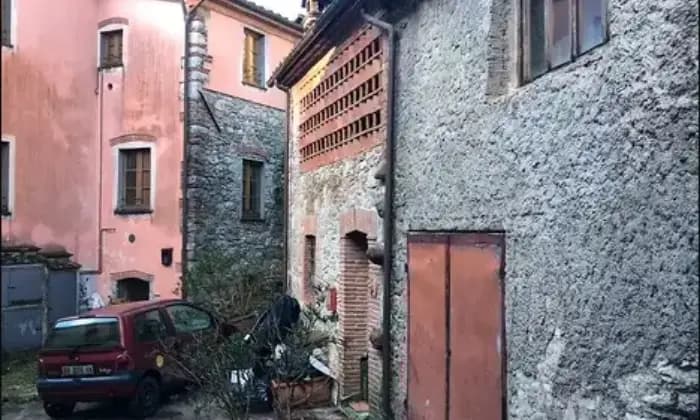 Rexer-Borgo-a-Mozzano-Garage-pi-rustico-in-via-del-Molinetto-a-Borgo-Mozzano-Terrazzo