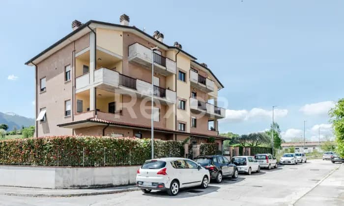 Rexer-Castelraimondo-Ampio-e-spazioso-appartamento-con-spazio-esterno-ESTERNO