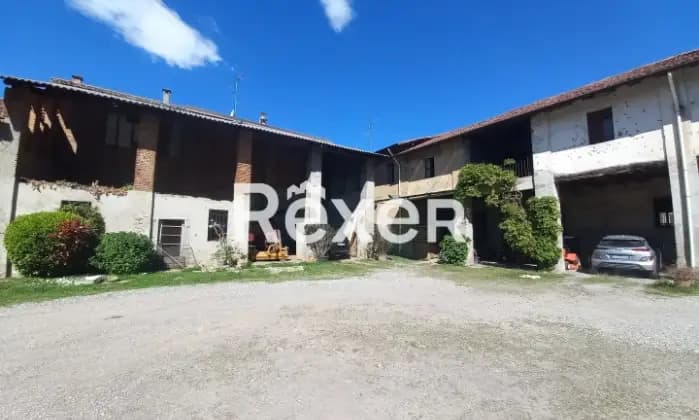 Rexer-Solaro-Cascina-sita-nel-centro-storico-di-Solaro-Terrazzo