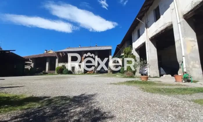 Rexer-Solaro-Cascina-sita-nel-centro-storico-di-Solaro-Giardino