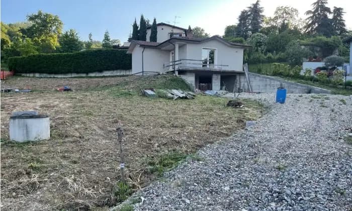Rexer-Stradella-Vendesi-Villa-in-vendita-in-via-Mauro-Felisini-Stradella-Giardino