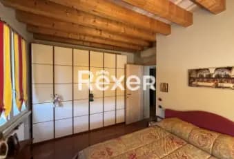 Rexer-Parma-Appartamento-su-due-livelli-in-palazzina-signorile-CameraDaLetto