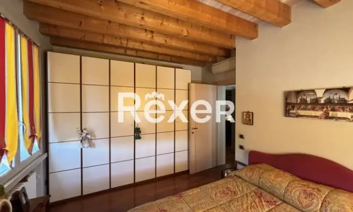 Rexer-Parma-Appartamento-su-due-livelli-in-palazzina-signorile-CameraDaLetto