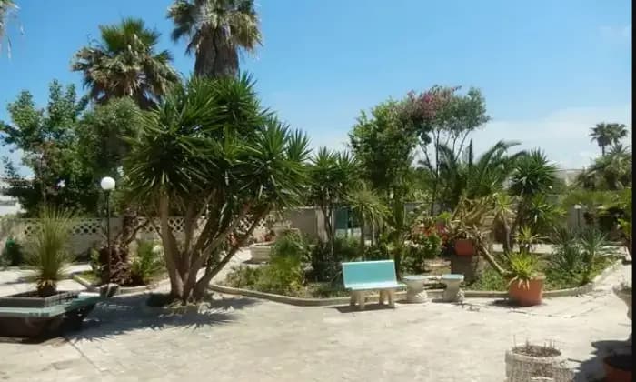 Rexer-Giovinazzo-Vendesi-VILLA-in-Via-Bari-a-Le-Macchie-BA-Giardino