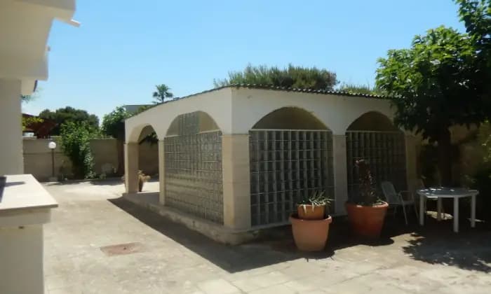 Rexer-Giovinazzo-Vendesi-VILLA-in-Via-Bari-a-Le-Macchie-BA-Giardino