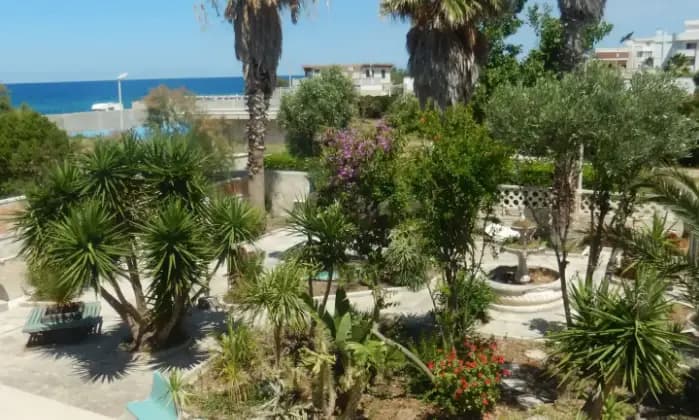 Rexer-Giovinazzo-Vendesi-VILLA-in-Via-Bari-a-Le-Macchie-BA-Giardino