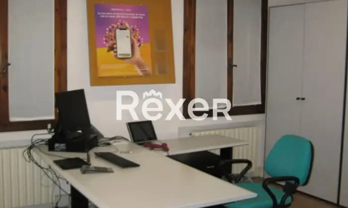 Rexer-Mira-Mira-VE-Ex-filiale-bancaria-articolata-su-due-livelli-Salone