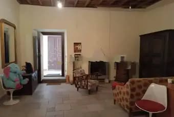 Rexer-Bassano-Romano-Vendesi-appartamento-in-Via-Governo-Vecchio-Bassano-Romano-Salone