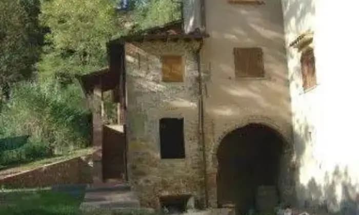 Rexer-Terranuova-Bracciolini-Vendesi-Casa-colonica-frazione-Montemarciano-Terranuova-Bracciolini-Giardino