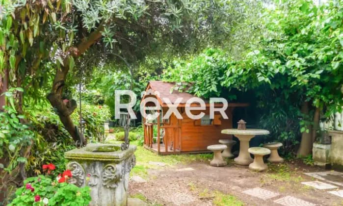 Rexer-Agrate-Brianza-Villa-indipendente-su-due-livelli-con-giardino-e-box-doppio-Giardino