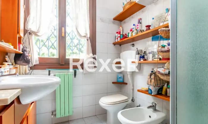 Rexer-Agrate-Brianza-Villa-indipendente-su-due-livelli-con-giardino-e-box-doppio-Bagno
