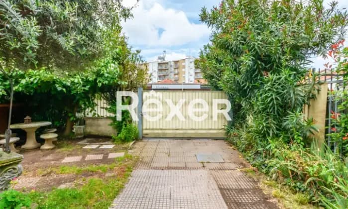 Rexer-AGRATE-BRIANZA-Villa-indipendente-su-due-livelli-con-giardino-e-box-doppio-Giardino