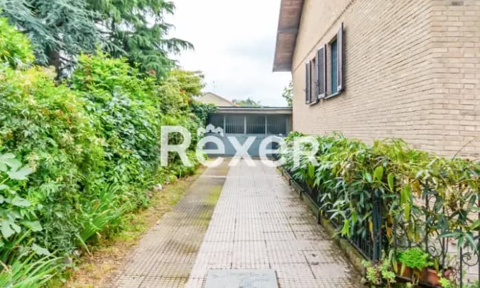 Rexer-AGRATE-BRIANZA-Villa-indipendente-su-due-livelli-con-giardino-e-box-doppio-Giardino