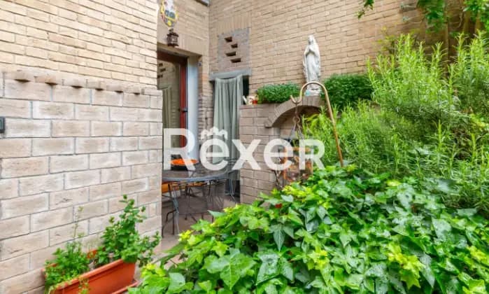 Rexer-AGRATE-BRIANZA-Villa-indipendente-su-due-livelli-con-giardino-e-box-doppio-Giardino