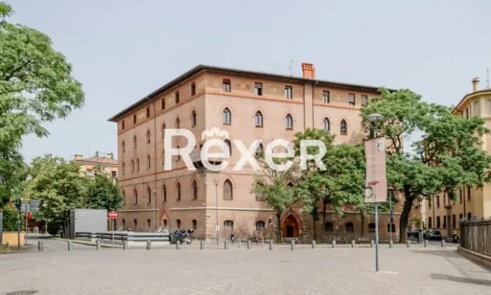 Rexer-Bologna-Storico-Appartamento-con-balcone-e-cantina-in-centro-a-Bologna-Giardino