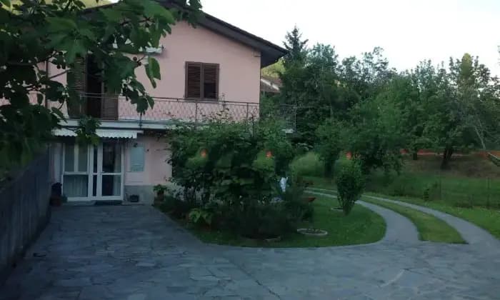 Rexer-Tresana-Vendesi-casa-in-localit-Villa-Tresana-GIARDINO