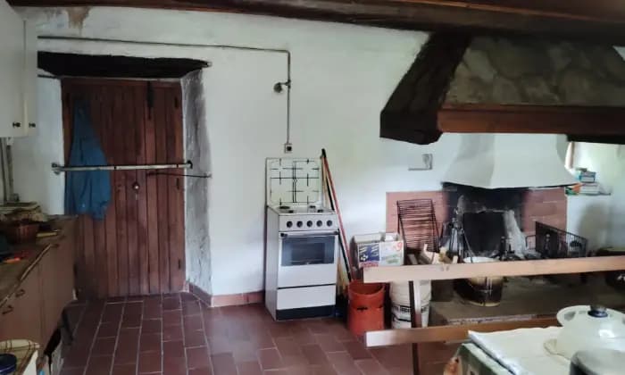 Rexer-Marradi-Vendesi-caratteristica-colonica-in-pietra-di-inizio-Cucina
