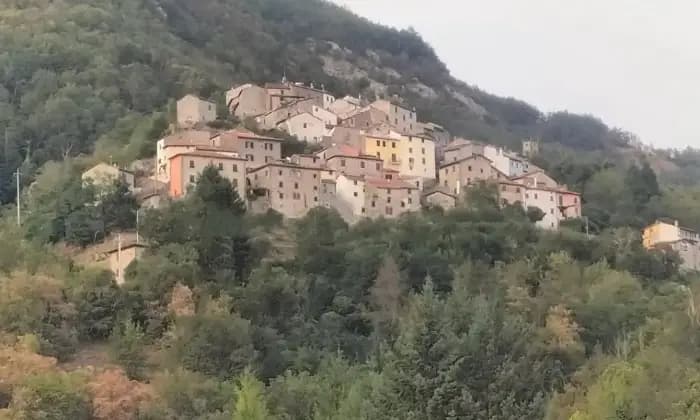 Rexer-Bagni-di-Lucca-Casa-di-paese-in-vendita-in-via-Cella-a-Bagni-di-Lucca-Giardino