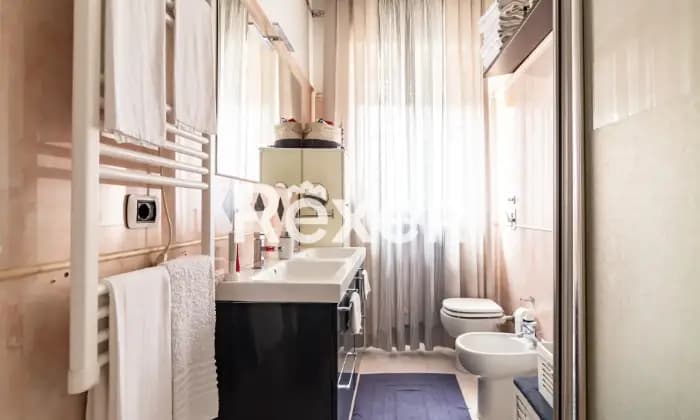 Rexer-Milano-Villa-indipendente-plurifamiliare-composta-da-due-trilocali-magazzino-box-e-giardino-di-mq-Bagno