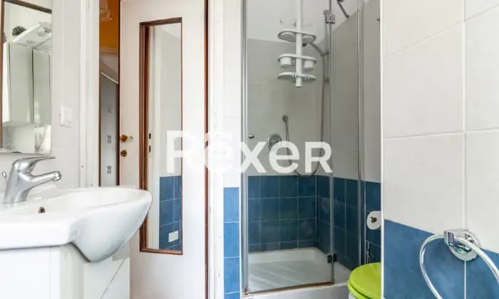 Rexer-Milano-Villa-indipendente-plurifamiliare-composta-da-due-trilocali-magazzino-box-e-giardino-di-mq-Bagno