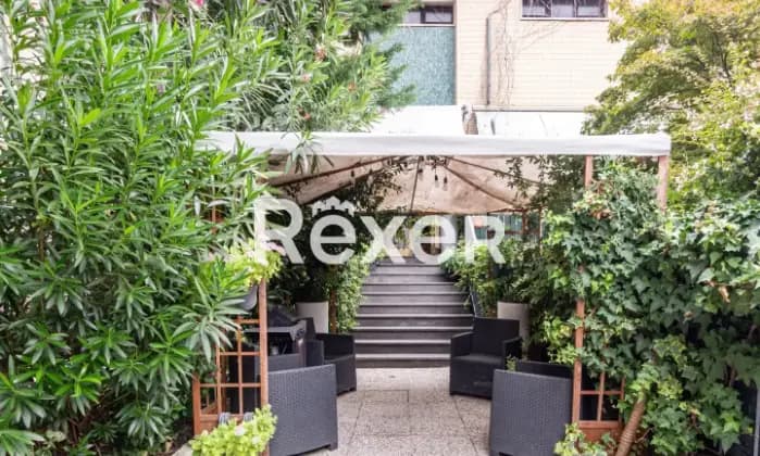 Rexer-Milano-Villa-indipendente-plurifamiliare-composta-da-due-trilocali-magazzino-box-e-giardino-di-mq-Giardino