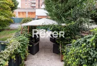 Rexer-Milano-Villa-indipendente-plurifamiliare-composta-da-due-trilocali-magazzino-box-e-giardino-di-mq-Giardino