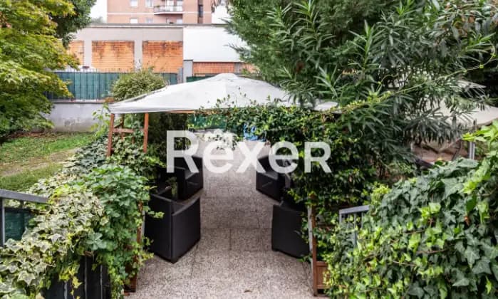 Rexer-Milano-Villa-indipendente-plurifamiliare-composta-da-due-trilocali-magazzino-box-e-giardino-di-mq-Giardino