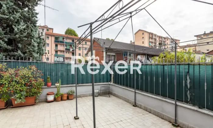 Rexer-Milano-Villa-indipendente-plurifamiliare-composta-da-due-trilocali-magazzino-box-e-giardino-di-mq-Terrazzo