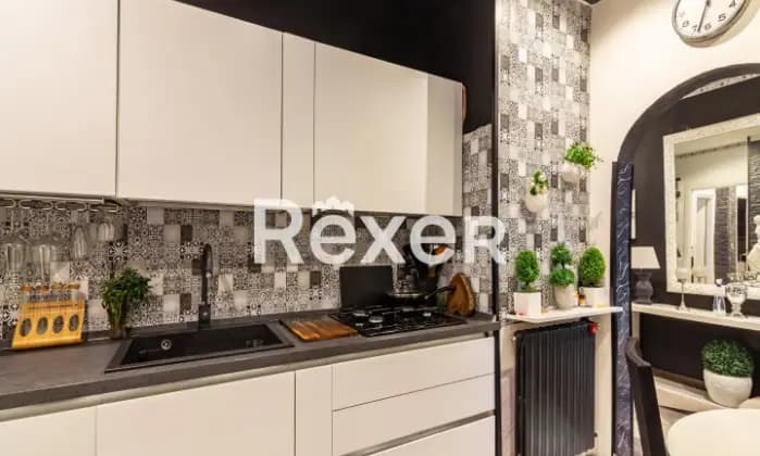 Rexer-Milano-Villa-indipendente-plurifamiliare-composta-da-due-trilocali-magazzino-box-e-giardino-di-mq-Cucina