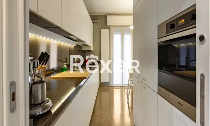 Rexer-Milano-Quadrilocale-piano-alto-con-doppi-servizi-cantina-e-box-auto-Cucina