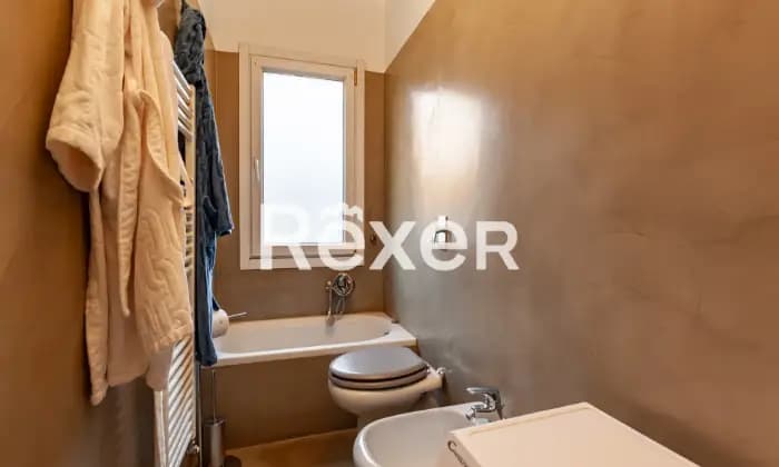 Rexer-Milano-Quadrilocale-piano-alto-con-doppi-servizi-cantina-e-box-auto-Bagno