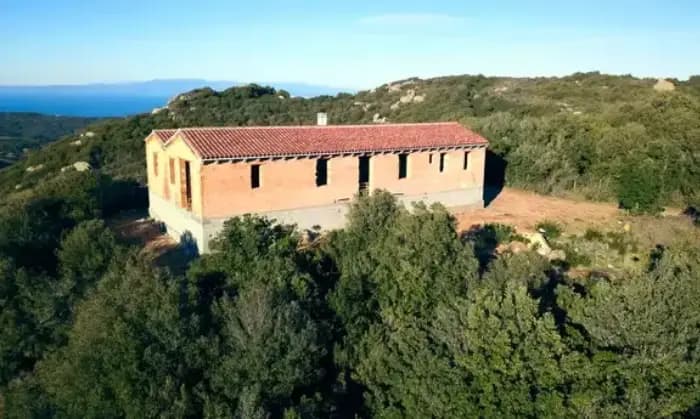 Rexer-Luogosanto-Vendesi-Villa-Sardegna-vista-mare-con-terreno-di-ettariFacciata