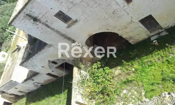 Rexer-Nard-Vendesi-porzione-di-Antica-MasseriaTerrazzo