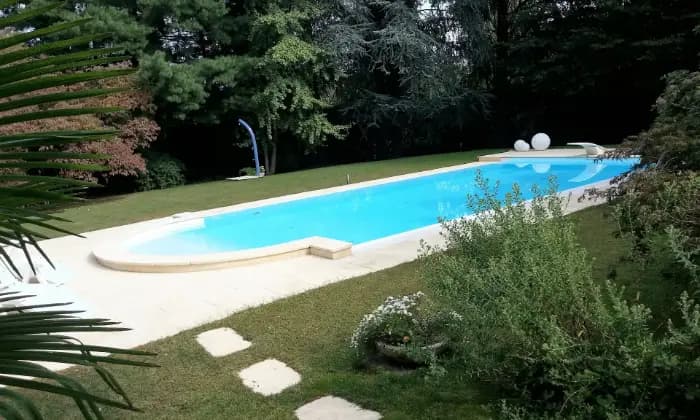 Rexer-Somma-Lombardo-Vendesi-villa-con-piscina-GIARDINO