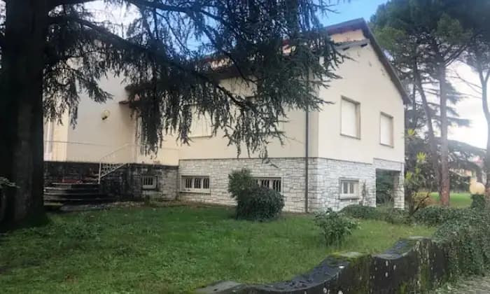Rexer-Capannori-Villa-con-parco-e-posti-autoGIARDINO