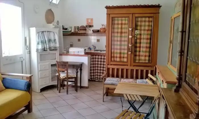 Rexer-Sanremo-Casa-indipendente-vista-mare-ristrutturata-con-tre-appartamenti-grande-giardino-garage-SALONE
