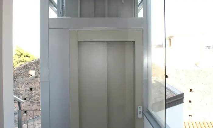 Rexer-Catania-Luminoso-appartamento-a-Ognina-Corpo-scala-e-vano-ascensore
