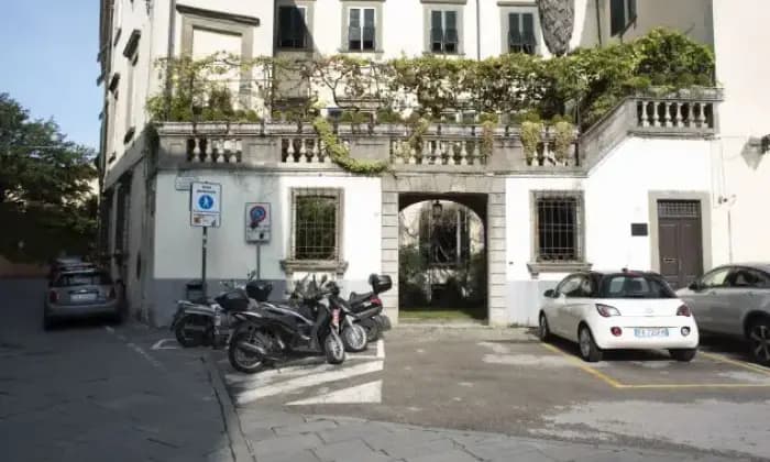 Rexer-Lucca-Appartamento-con-taverna-del-e-cortile-privato-ALTRO