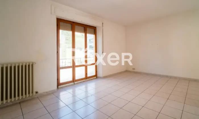 Rexer-Urbisaglia-Luminoso-appartamento-con-garage-SALONE
